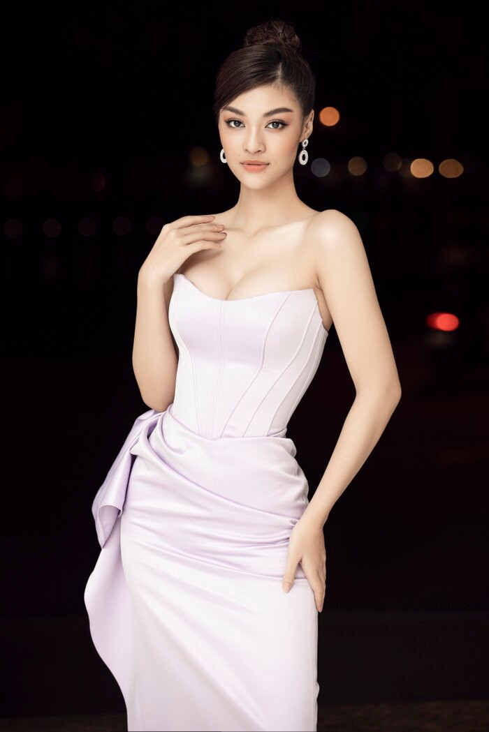 Á hậu Kiều Loan ngày càng đẹp sắc sảo, quyến rũ, visual của cô ngày càng nhận được nhiều lời khen từ phía các fan nhan sắc. 