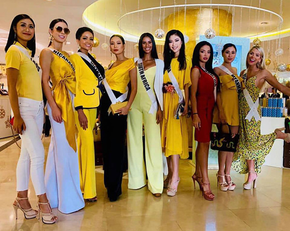  Buổi sáng cùng ngày, một vài thí sinh được đến thăm một bệnh viện cùng bà Paula Sugart - Chủ tịch tổ chức Miss Universe. Trong hoạt động này, BTC yêu cầu các thí sinh mặc trang phục màu vàng.