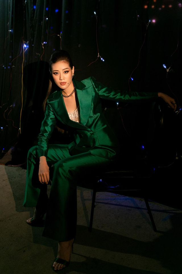 Hoa hậu Khánh Vân phá cách với vest xanh cá tính. Xanh lá vốn là màu sắc kén người mặc nhưng khi khoác lên người, Hoa hậu Khánh Vân vô cùng rực rỡ. Người đẹp sinh năm 1995 cho biết cô mạng Hoả nên các gam màu xanh lá rất phù hợp, bên cạnh màu đỏ, cam và hồng. Cô bật mí đây cũng là màu sắc được cô và êkip cân nhắc mang đến Miss Universe 2020.