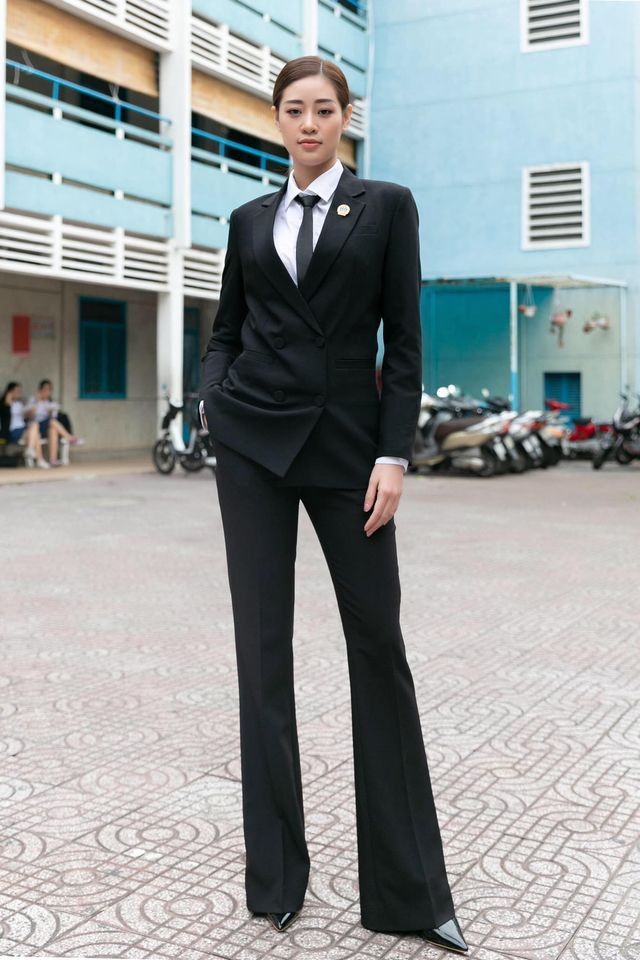 Lần đầu tiên Hoa hậu Khánh Vân thử nghiệm phong cách menswear đã nhận được tín hiệu tích cực. Với vest đen khoe được đôi chân thon dài cùng chiều cao lý tưởng của người đẹp.