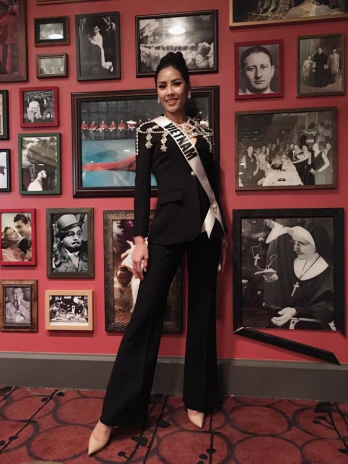 Tham gia hoạt động bên lề tại Miss Universe 2017, Á hậu Nguyễn Thị Loan đã diện lên mình bộ suit màu đen, với điểm nhấn là vòng cổ đính đá lấp lánh và ấn tượng trên cổ áo.
