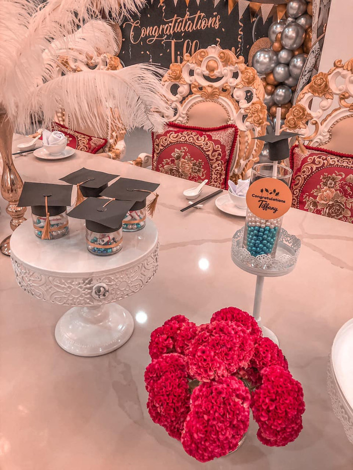 Qua hình ảnh được Lan Khuê chia sẻ có thể thấy bữa tiệc mà hai vợ chồng cô tham dự được trang trí theo phong cách lễ tốt nghiệp vô cùng thú vị