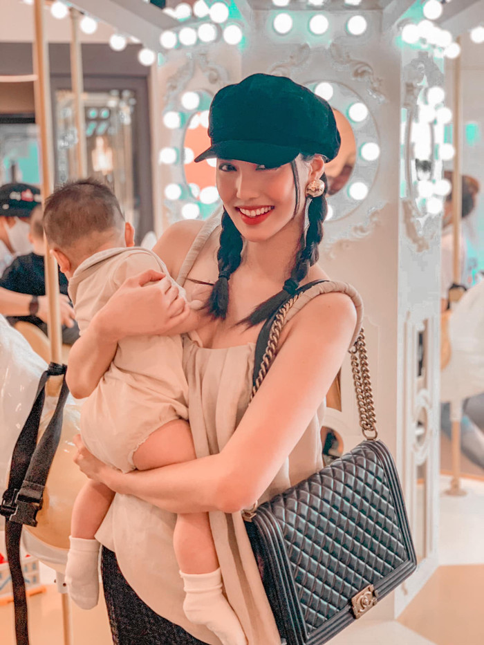 Chân dài đình đám này còn thường xuyên làm chị em đỏ mắt ghen tỵ vì nhan sắc sau sinh mặn mà, quyến rũ hơn hẳn thời còn son.