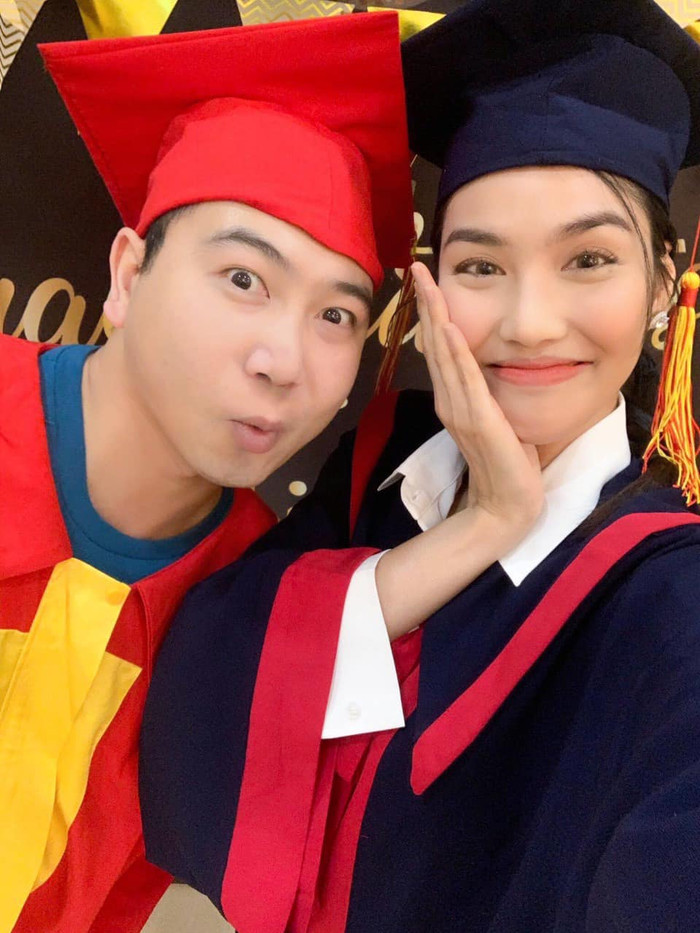 Dù đã lên chức bố mẹ nhưng vợ chồng Lan Khuê vẫn hoá trang thành cử nhân chụp hình nhí nhảnh bên nhau