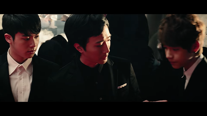 Visual Jin và V cũng xuất hiện trong MV với vai trò diễn viên.