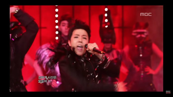 J-Hope xuất hiện trên sân khấu quảng bá Animal lúc đó.