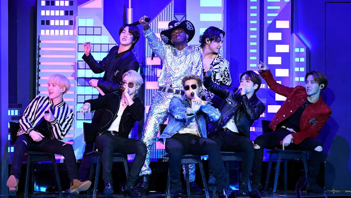 BTS trên sân khấu Gramy cùng với nghệ sĩ Lil Nas X.