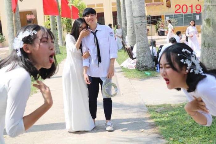 Màn 'cosplay' bức ảnh 'cà khịa' cặp đôi đang yêu nhau bỗng chốc nổi tiếng trở lại trong mùa khai giảng năm nay, sự thật sau đó khiến ai cũng té ngửa Ảnh 1