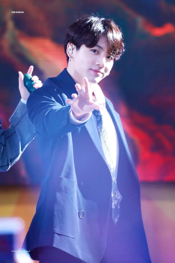 RM đoạn tuyệt với tóc hồng và Jungkook tự tin với 