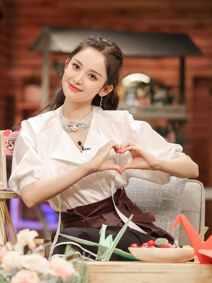 Có thể thấy, dù sắp sang ngưỡng U30 nhưng Cổ Lực Na Trát vẫn giữ được nhan sắc trẻ trung cùng làn da trắng mịn không tì vết.