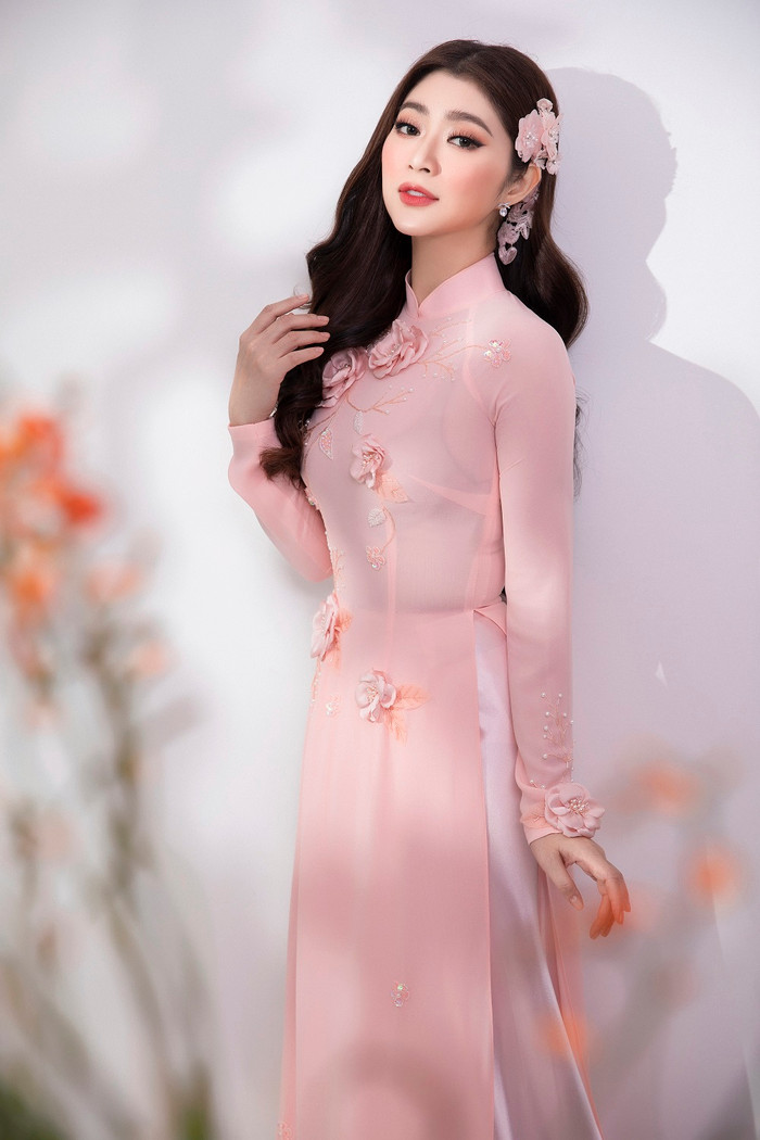 Thanh Trúc khoe nhan sắc rạng ngời trong các tà áo dài đỏ rực Ảnh 8