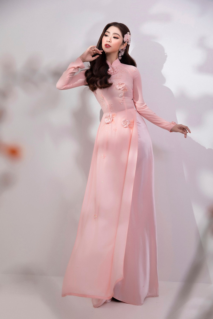 Ngoài kiểu áo dài đỏ, tông áo dài hồng tôn lên làn da trắng, sự nữ tính nhưng không kém phần quyến rũ của người đẹp 