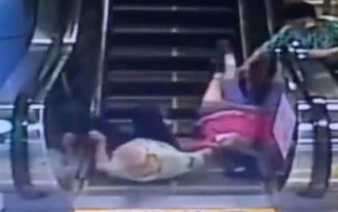 Cặp vợ chồng già bị ngã thang cuốn nhưng không chịu gọi cho con, nguyên nhân phía sau khiến ai cũng bật cười Ảnh 2