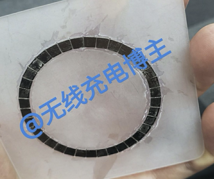 Theo nguồn tin này, Apple dường như muốn tích hợp nam châm bên trong iPhone 12, để giúp thiết bị tự căn chỉnh và cố định trên đế sạc. (Ảnh: Weibo)