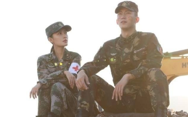 'Quân trang thân yêu' của Hoàng Cảnh Du, Lý Thấm lên sóng vào tháng 9 này, có gây cơn sốt như 'Hậu duệ mặt trời'? Ảnh 2