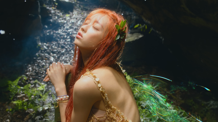 Khoe lưng trần đầy quyến rũ..