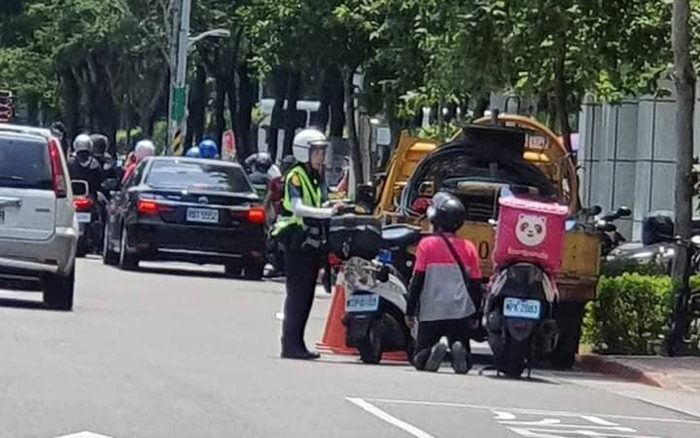 Nam shipper quỳ gối trên đường phố, nguyên nhân phía sau khiến nhiều người bất ngờ Ảnh 2