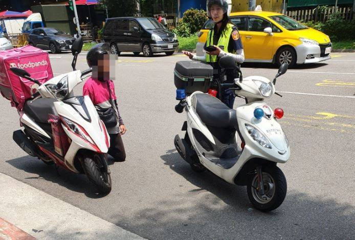 Nam shipper quỳ gối rất lâu trên đường, van xin nữ cảnh sát hủy bỏ biên bản xử phạt. 