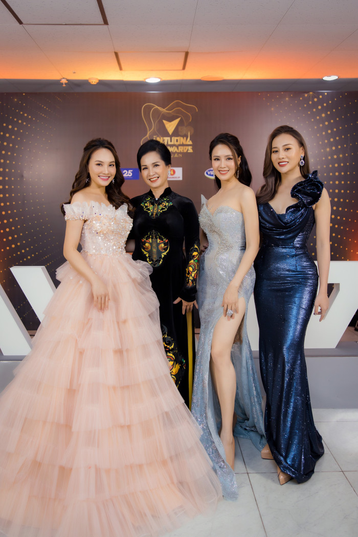 Diện áo dài nổi bật, NSND Lan Hương gây ấn tượng tại Lễ trao giải VTV Awards 2020 khiến Hồng Diễm, Phương Oanh, Bảo Thanh hết lời khen ngợi.