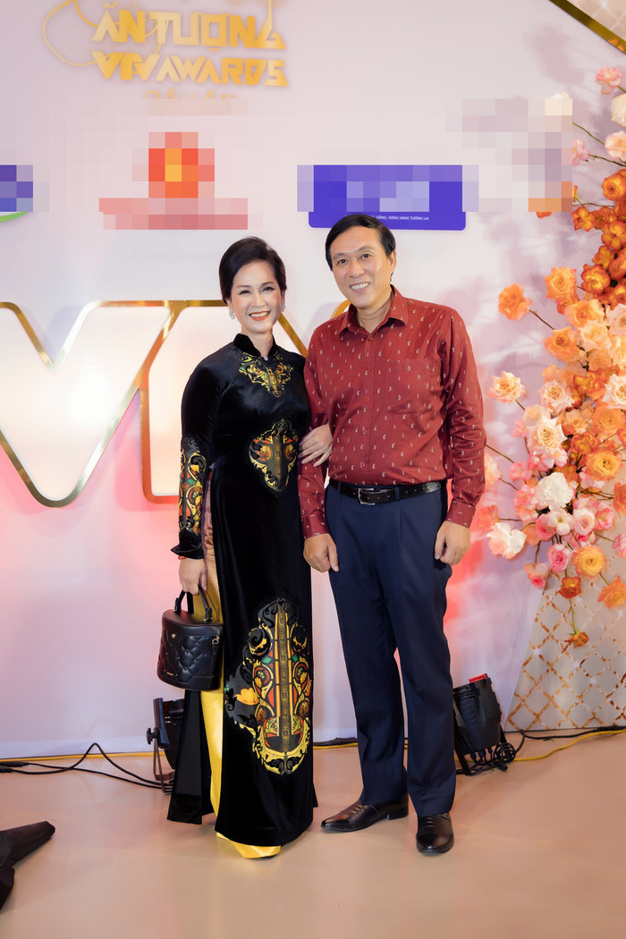 Mẹ chồng Lan Hương khoe được chồng khen đẹp nhất duyên dáng nhất khi mặc áo dài