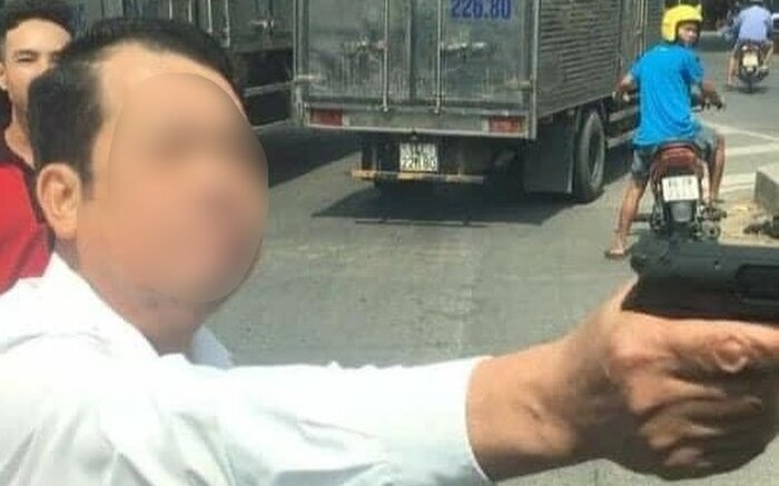 Bắt khẩn cấp giám đốc công ty dịch vụ bảo vệ rút súng giữa đường dọa bắn tài xế xe tải Ảnh 2