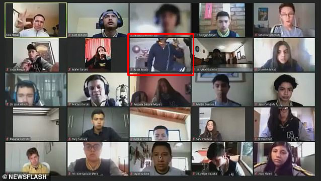 Các học sinh bàng hoàng khi thấy một băng cướp xông vào phòng Maria và uy hiếp em hòng lấy đi chiếc laptop. 