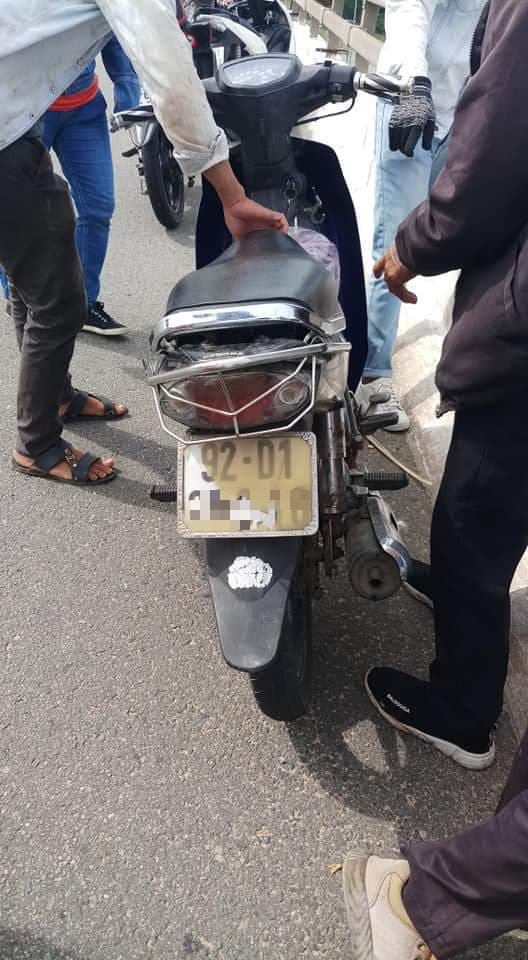 Chiếc xe máy vô chủ được bỏ lại trên cầu. Ảnh Công an TP.HCM