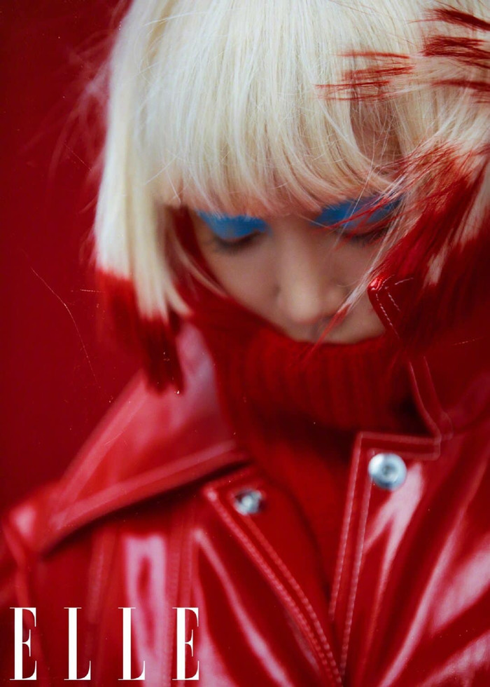 Mái tóc nhuộm nửa vàng/đỏ được ekip Châu Tấn tái hiện lại theo concept kiểu tóc phong cách 1995