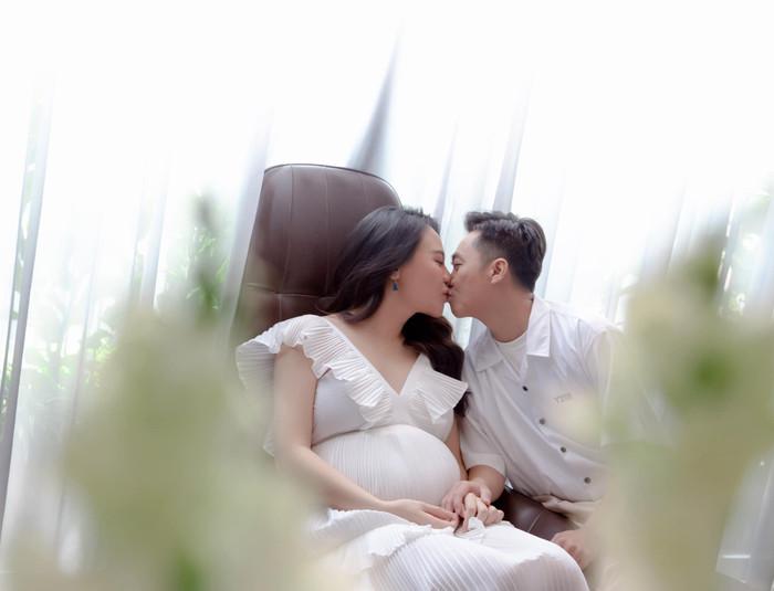 Cô cùng ông xã của mình luôn rạng ngời vẻ hạnh phúc trong từng khoảnh khắc ngọt ngào dành cho nhau