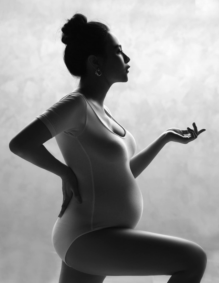 Đàm Thu Trang mặc đồ bó sát khoe 'bụng bầu vượt mặt' trong những tháng cuối thai kì