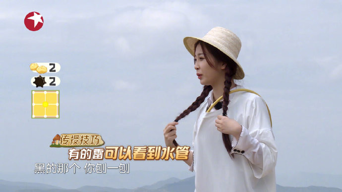 Cái màu đen bên kia kìa, anh đào thử xem