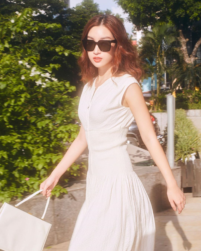 Hoa hậu Đỗ Mỹ Linh diện váy suông nữ tính sang trọng.