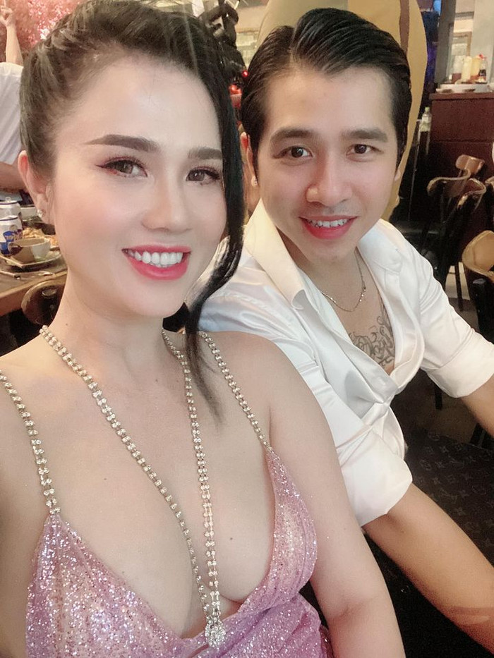 Ngọc Bích cho biết cô mặc vừa khít đầm của em gái.