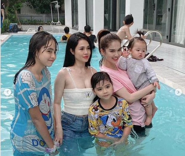 Trong những bức ảnh chụp chung, chị gái Ngọc Trinh gây choáng với vòng một khủng. Rất nhiều lần Ngọc Bích lấn át người bên cạnh vì vòng một khủng cùng với vẻ đẹp sắc sảo.