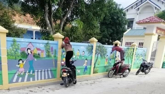 Những người mẹ lén nhìn con sau khi đưa con vào lớp khiến nhiều phụ huynh đồng cảm. 