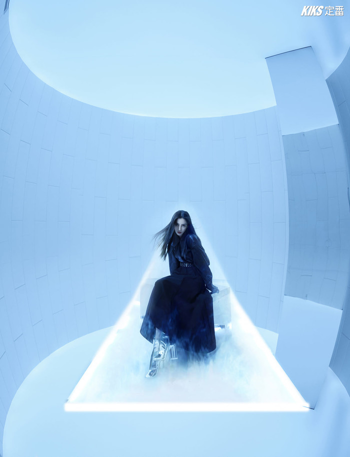 Nhìn cô như một nàng công chúa Tuyết trong một căn phòng kín