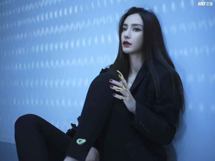 Bà mẹ một con luôn có visual đỉnh cao mỗi khi chụp hình tạp chí hay thời trang