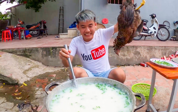 Lãnh đạo Sở Thông tin và Truyền thông tỉnh Bắc Giang cho rằng, nếu đúng video nấu cháo gà còn nguyên lông do con bà Tân Vlog làm sẽ xử lý nghiêm. (Ảnh: Hưng Troll)
