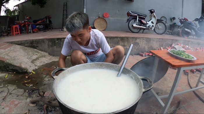 Mở đầu video, con trai bà Tân Vlog cho biết sẽ thực hiện thử thách nấu nồi cháo “siêu to khổng lồ”. (Ảnh: Hưng Troll)