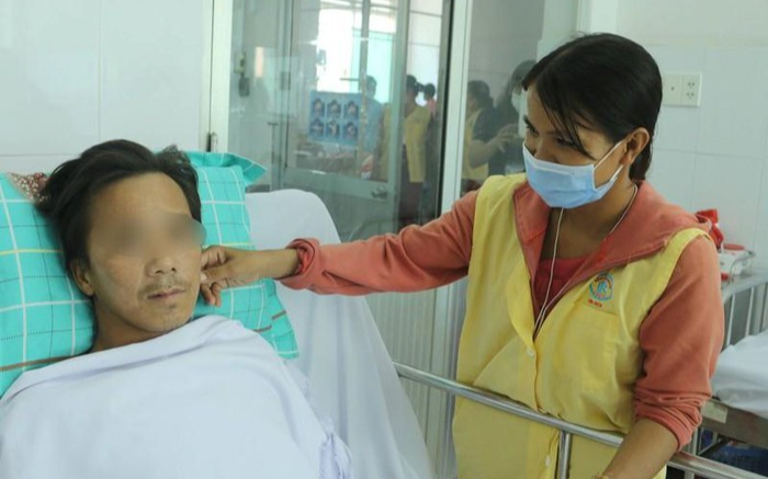 Vợ người đàn ông bị rắn hổ mang chúa cắn không ngần ngại ủng hộ 80 triệu đồng cho một bệnh nhân khác Ảnh 2