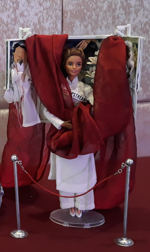 Thành công lớn nhất của thiết kế 'Thiếu nữ bên hoa huệ' phiên bản búp bê chính là sự mô phỏng đầy đủ và trọn vẹn tinh thần của bức tranh cùng tên vô cùng nổi tiếng. 