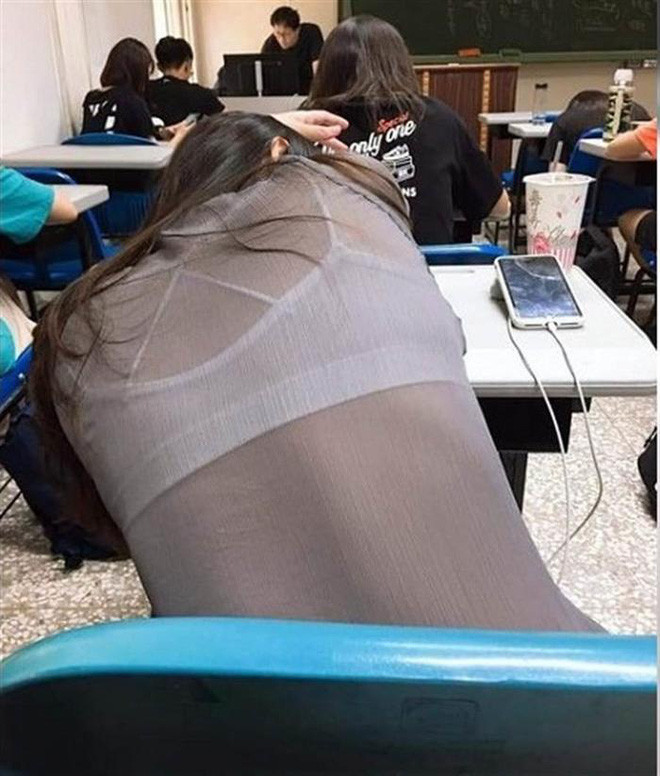 Có thể nói việc chọn những chiếc áo mỏng xuyên thấu tạo nên những hình ảnh không hề đẹp một chút nào ngay trong môi trường giáo dục