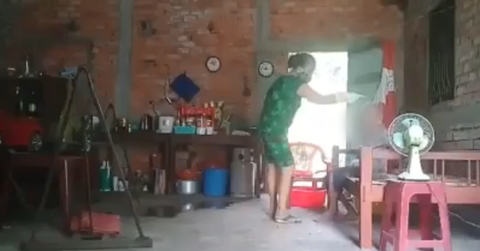 Hình ảnh người phụ nữ liên tục chửi bới cụ già ngồi trên giường gây phẫn nộ. Ảnh cắt từ clip