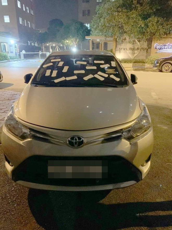 Đỗ ô tô thiếu ý thức, tài xế đã bị người dân trừng trị theo một cách vô cùng độc lạ