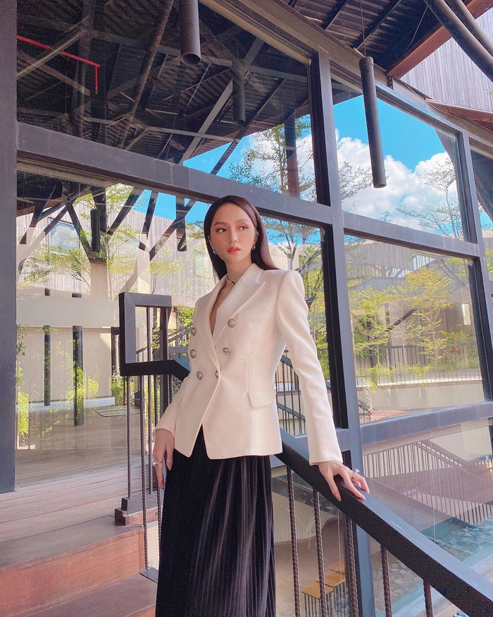 Áp dụng công thức diện blazer rất cơ bản, Hương Giang khiến mình trở nên nổi bật. Blazer với chân váy được xem là bộ đôi kinh điển trong thời trang. 