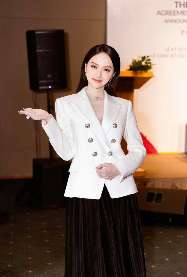 Kết quả thì như chúng ta đã thấy, Hương Giang trông nổi bật mà vẫn thanh lịch vô cùng.