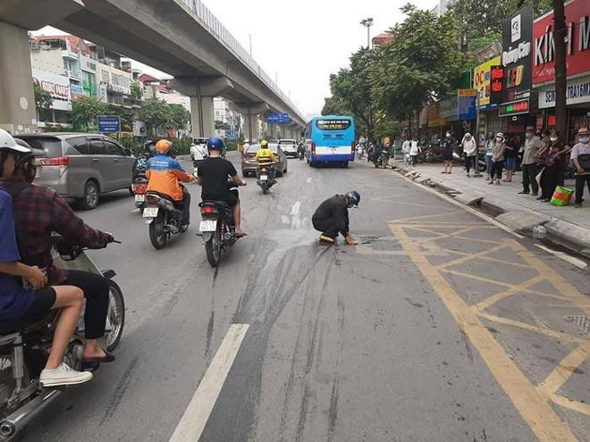 Hình ảnh người đàn ông cặm cùi lau chùi vết dầu loang trên đường nhận nhiều lời khen ngợi Ảnh 1