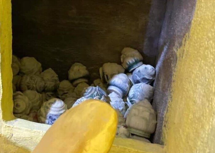 Các hũ tro cốt gửi tại chùa Kỳ Quang 2 bị mất di ảnh, chất đống trong kho.