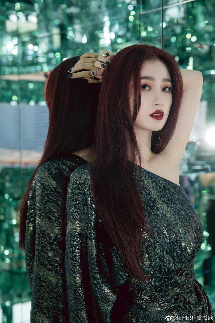 Ngu Thư Hân với visual đỉnh cao với tông makeuo đậm đà, sắc lẹm khi tham dự sự kiện cho hãng thời trang Pháp