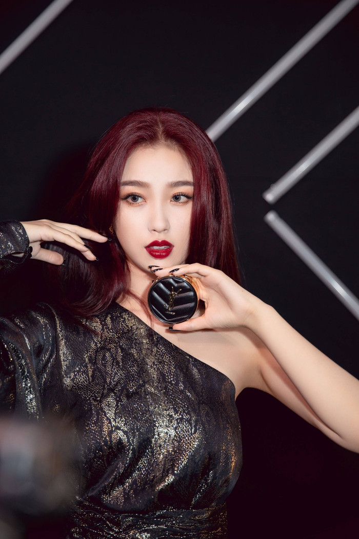 Cô nàng còn sở hữu làn da trắng muốt như bạch tuyết rất hợp với tông makeup sắc sảo cùng gam màu tóc đỏ của mình